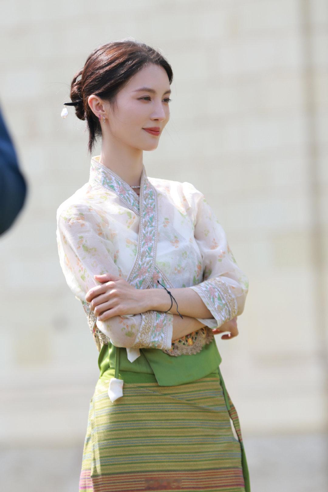 #金晨[超话]##金晨 我是来自中国的演员# 花少6“你好！中国”主题快闪亮相法