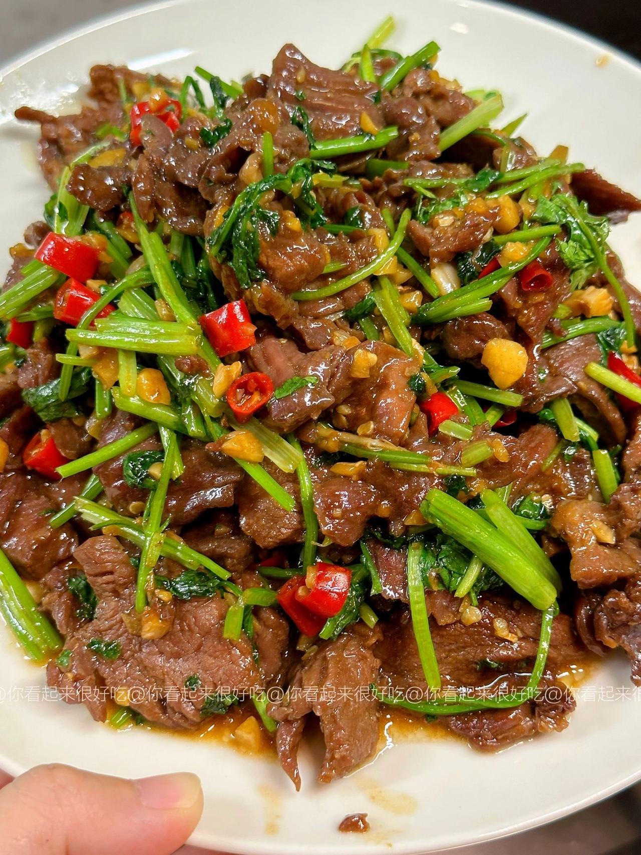 我好像掌握了牛肉好吃的秘诀，滑嫩入味！

朋友问我为啥他炒的牛肉总是很老...一