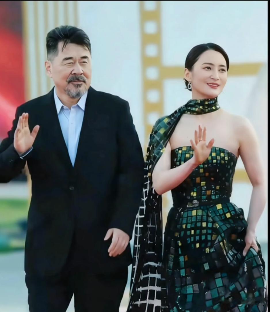 开始我还以为陈建斌是大高个，原来他才1米78左右。网上和现实中还是有一定差距的，
