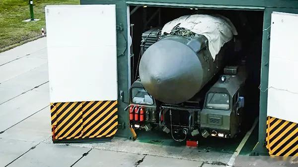 俄 S‑500 防空系统首次亮相红场胜利日阅兵
近日，俄罗斯最新型 S‑500 