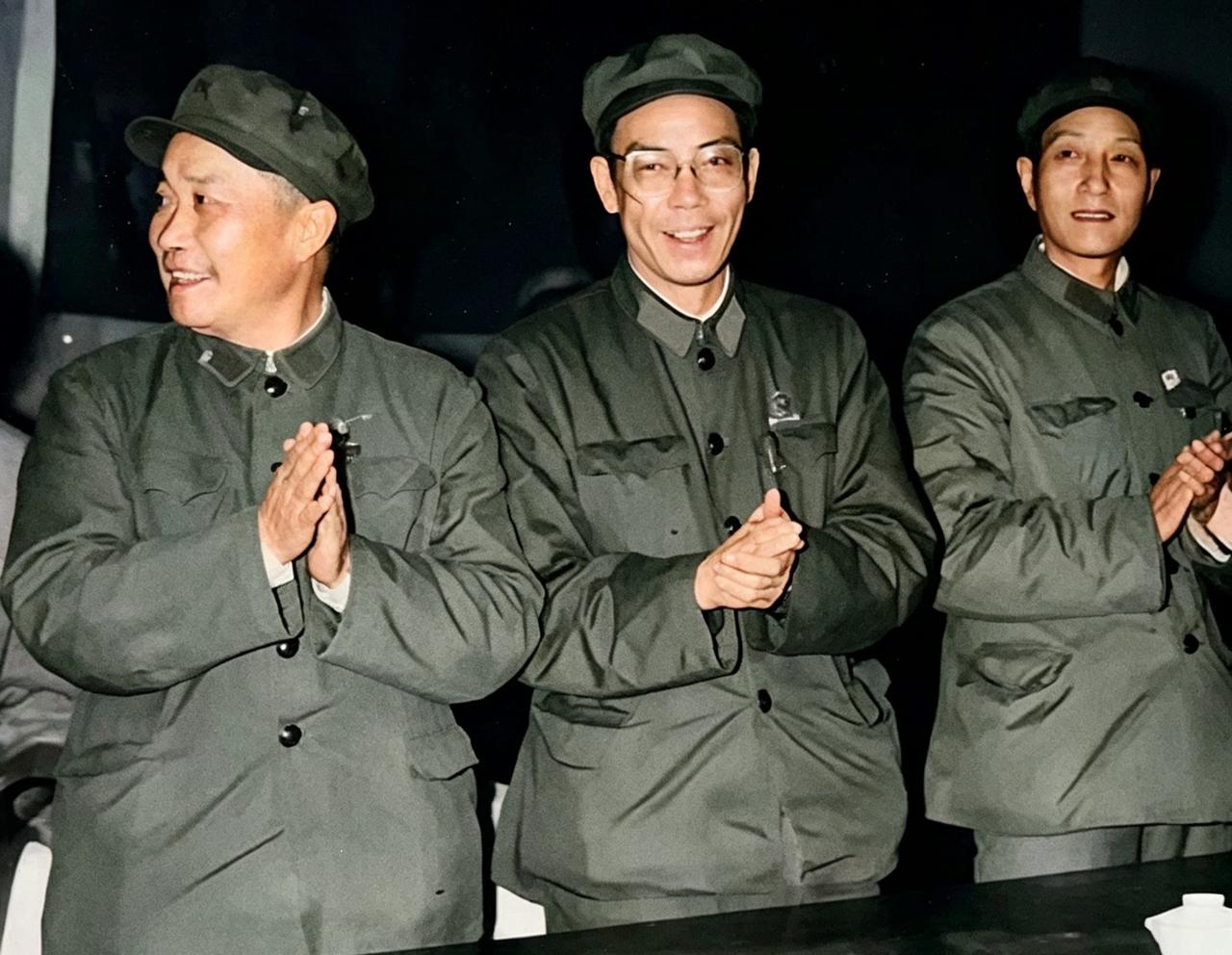 上世纪60年代成都，一次工作会议，现场拍下了这张三人合影，从左往右依次为：成都军