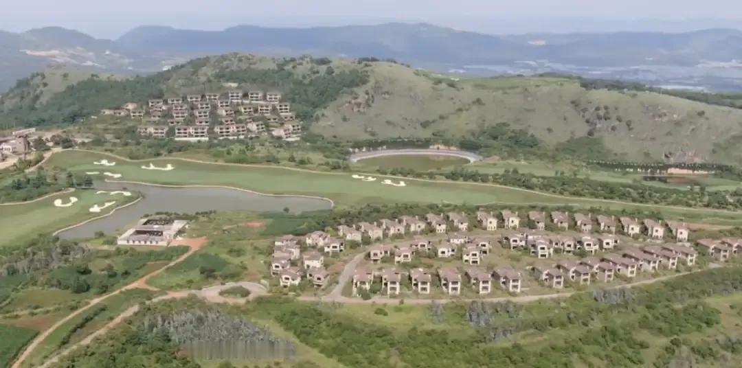 离昆明不远的宜良县的一个山区烂尾别墅群，里面的杂草丛生，都有一人多高了，现在只有