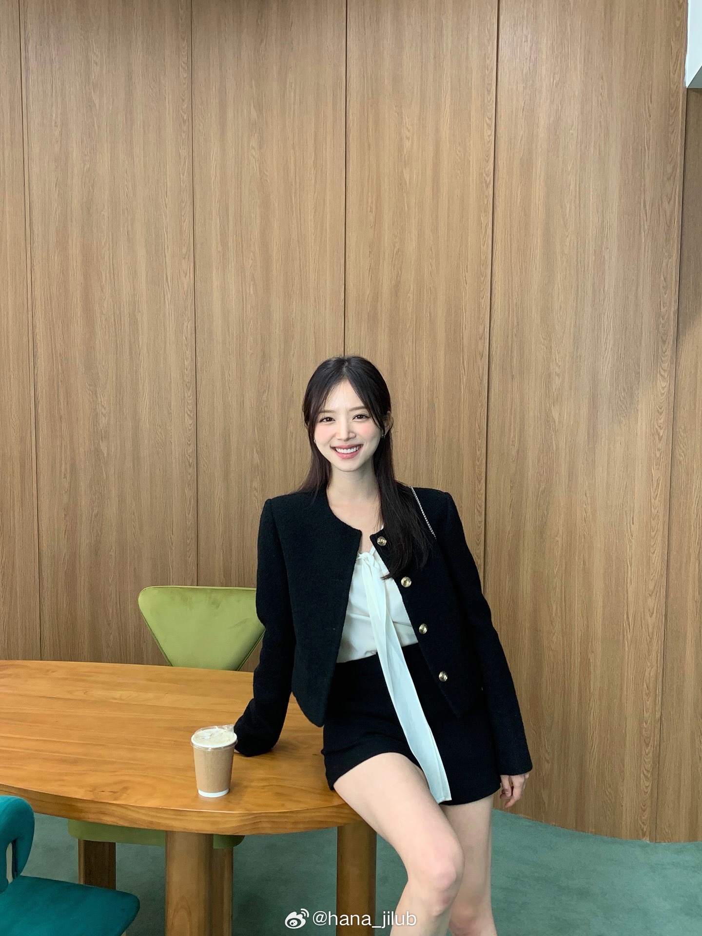 金智英更新一组穿搭好甜美 ​​​