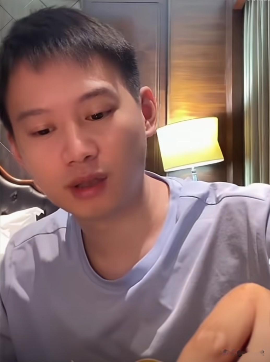 球迷：雨哥能不能讲一下林昀儒？
周雨:林昀儒打球挺好的，风格很独特，他有点像冷面