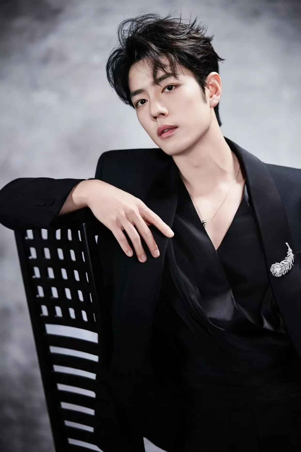 这个问题我也想知道答案，我不是他的粉，但是也挺欣赏他的。帅气又没负面新闻。