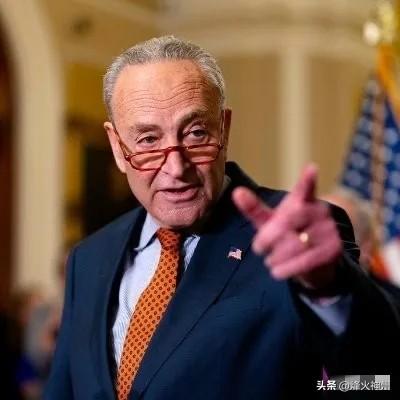 美国资深参议员查克·舒默今天写道：“特朗普怎么就没料到霍尔木兹海峡会爆发危机？但