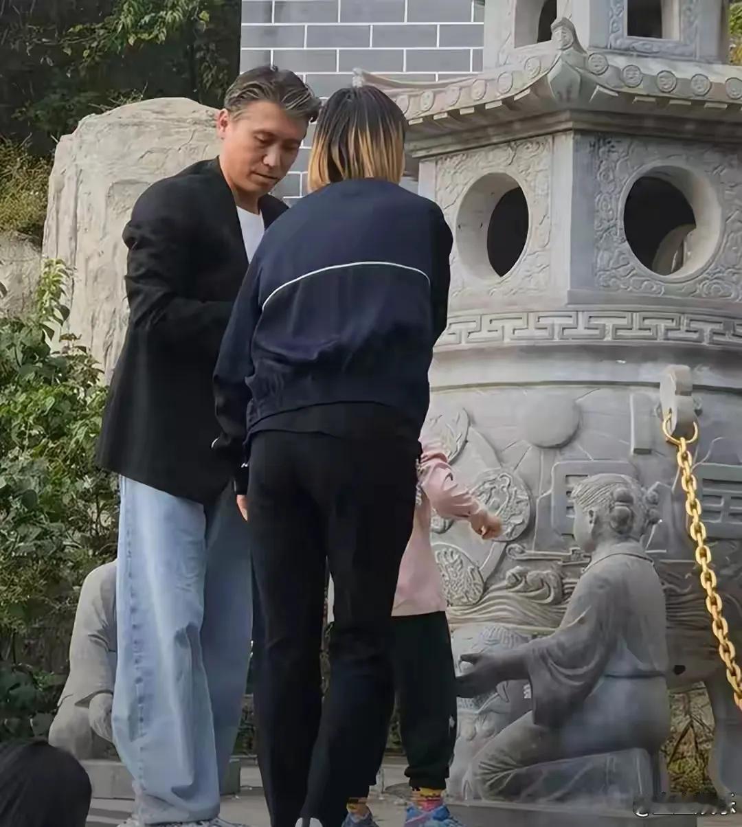 国庆假期，演员李乃文被网友偶遇携家人在辽宁丹东度假。在海鲜餐厅中，李乃文身着休闲
