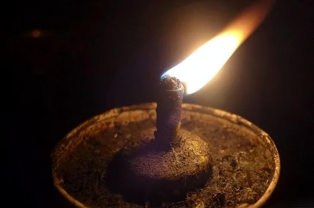 古代没有电灯，古人是怎么照明的？现代社会，电灯早已融入生活的每一个角落，轻按开关