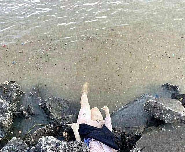 河边钓鱼碰见个怪人，差点吓尿。地方看着不错，我凑过去一看，那人坐那儿一动不动，手