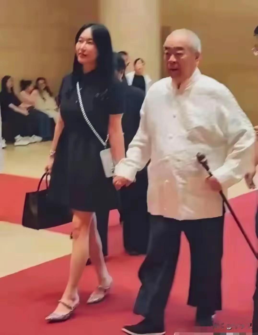 领着是孙女吗，原来是相差50岁的夫妻，网友说：有钱真好