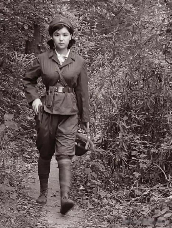 1981年，对越自卫反击战的法卡山前线，一名通信连的解放军女战士，正走在一条山间