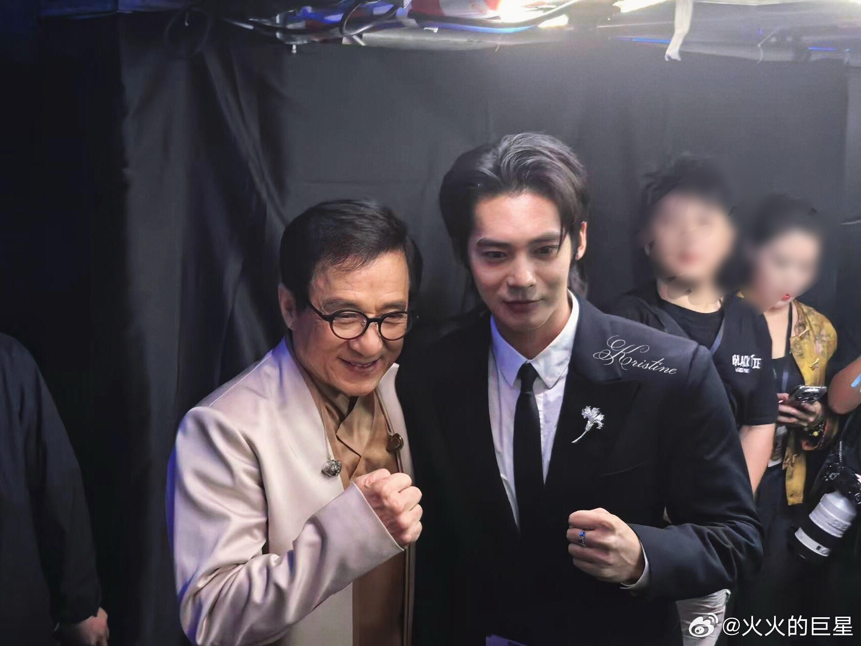 看得出于适圆梦开心🥳于适成龙后台合影于适成龙湾区升明月后台合影 ​​​