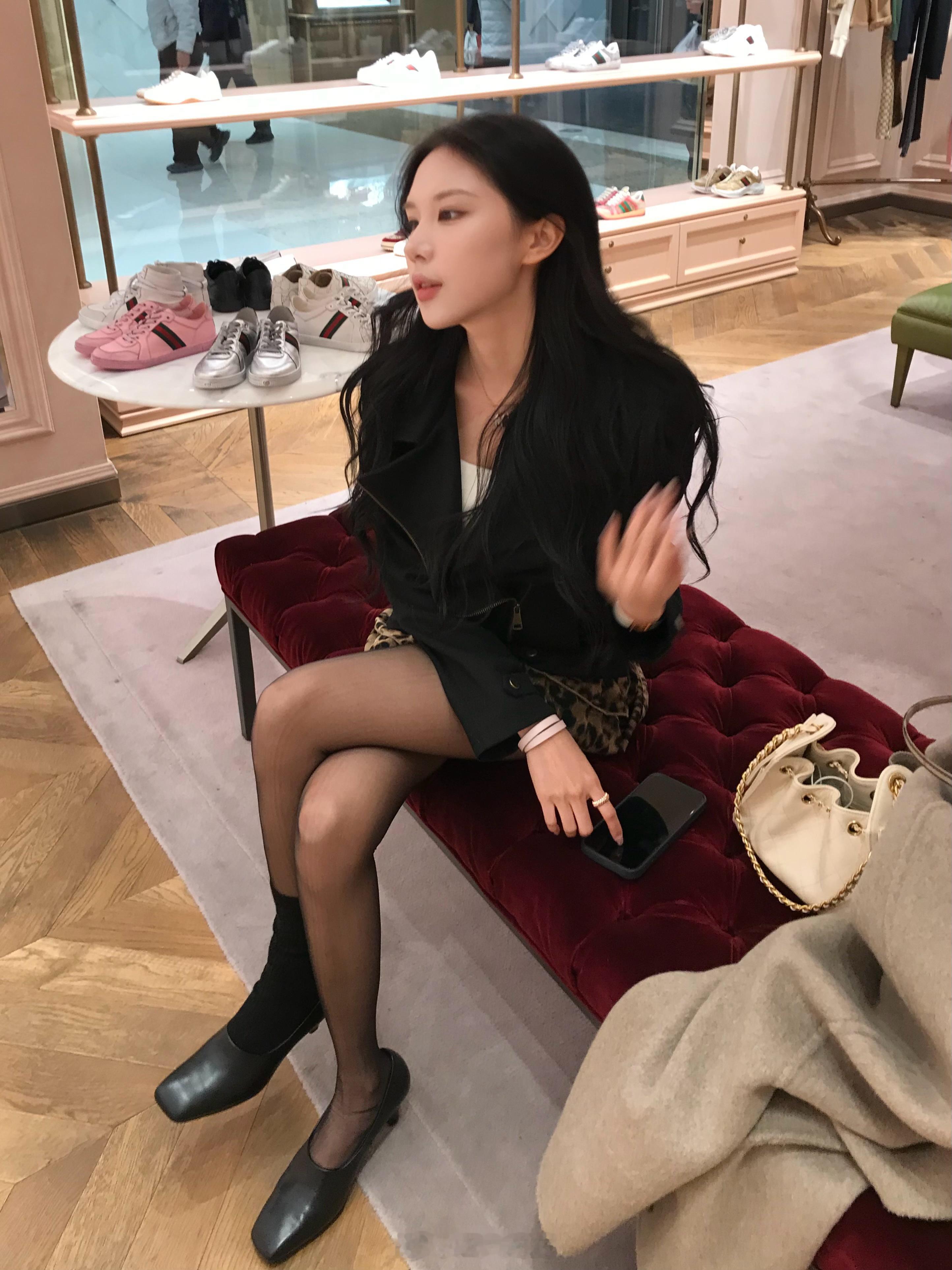 最近很喜欢的一套修身短风衣夹克➕豹纹裙。像2000年代的韩剧女二。 