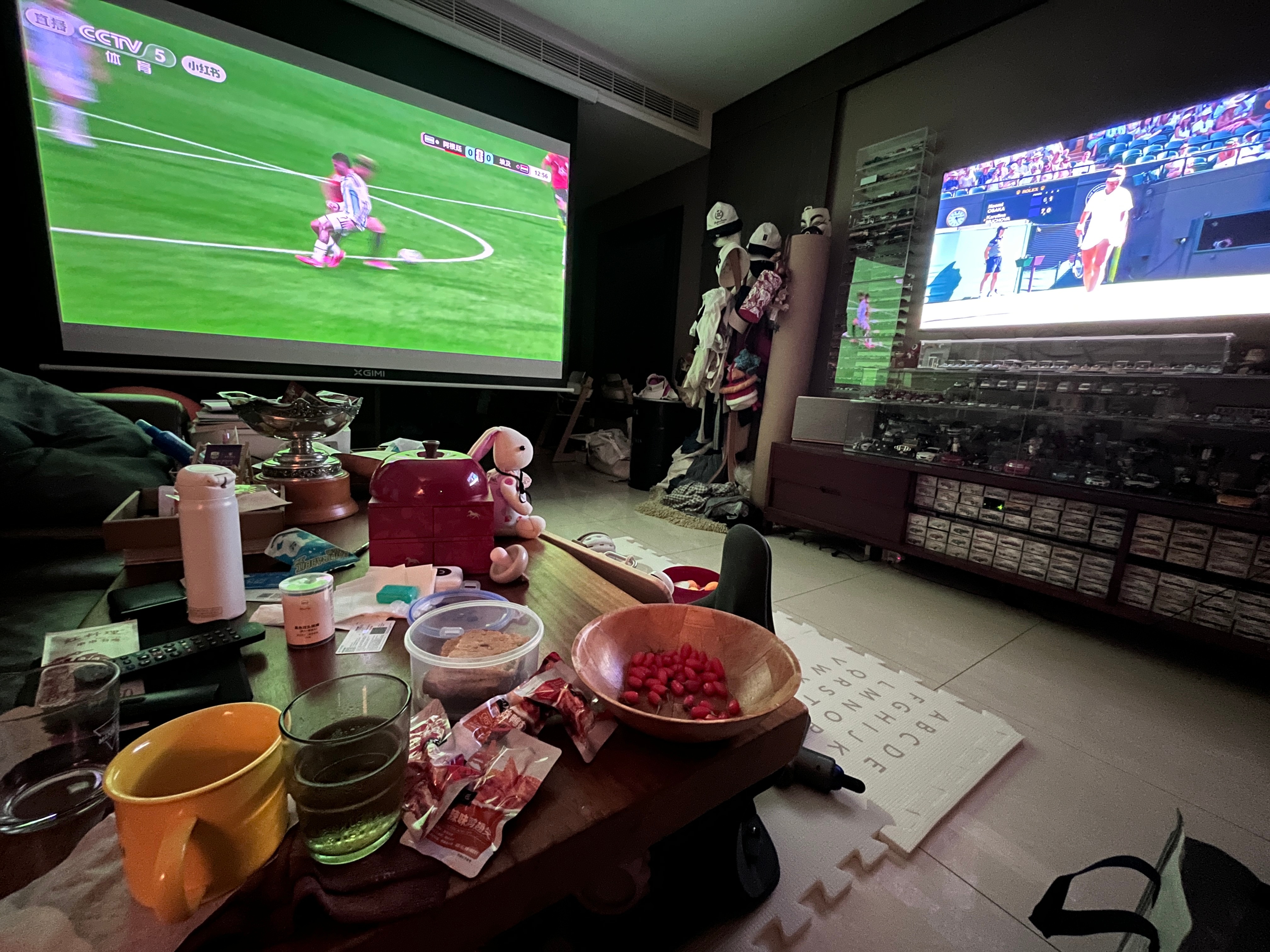 大屏世界杯，阿根廷vs埃及 ，小屏温网2026 穆霍娃vs大坂直美。面前摆好水果