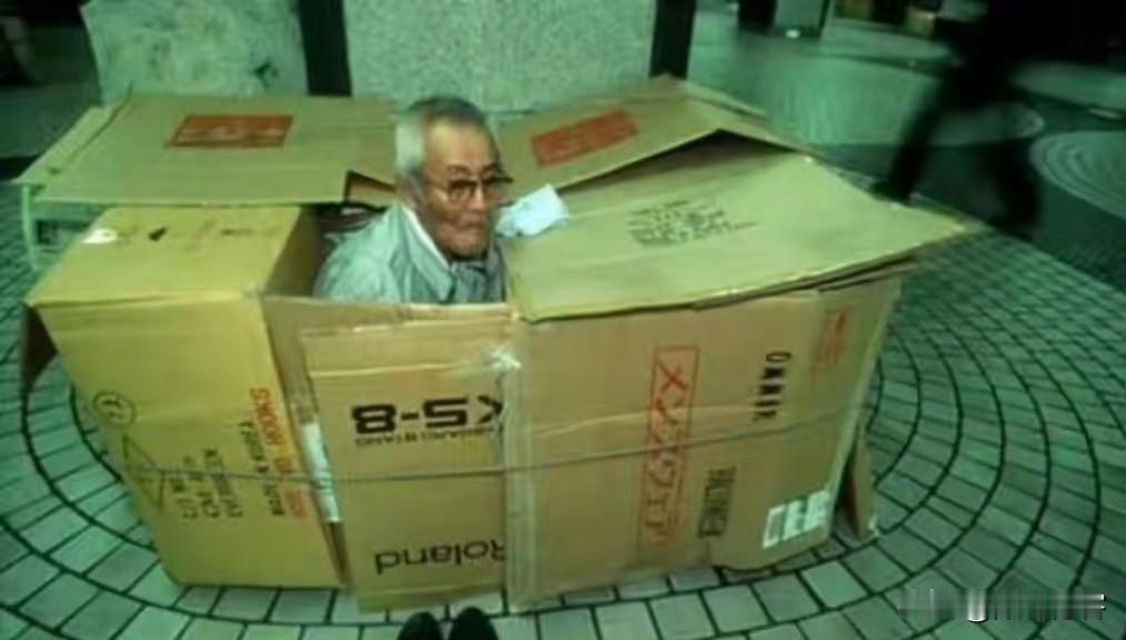 日本的纸箱人太可怜了，流浪街头只有破纸箱可以安身！日本政府有钱涨军费搞军事扩张，