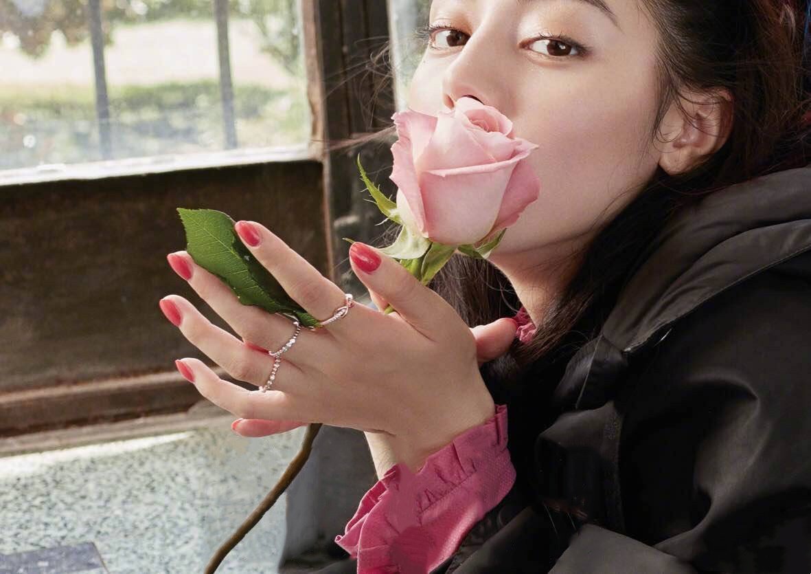 拿的玫瑰让我想起了“玫瑰花瓣一片一片片飘落在眼前~[doge] 