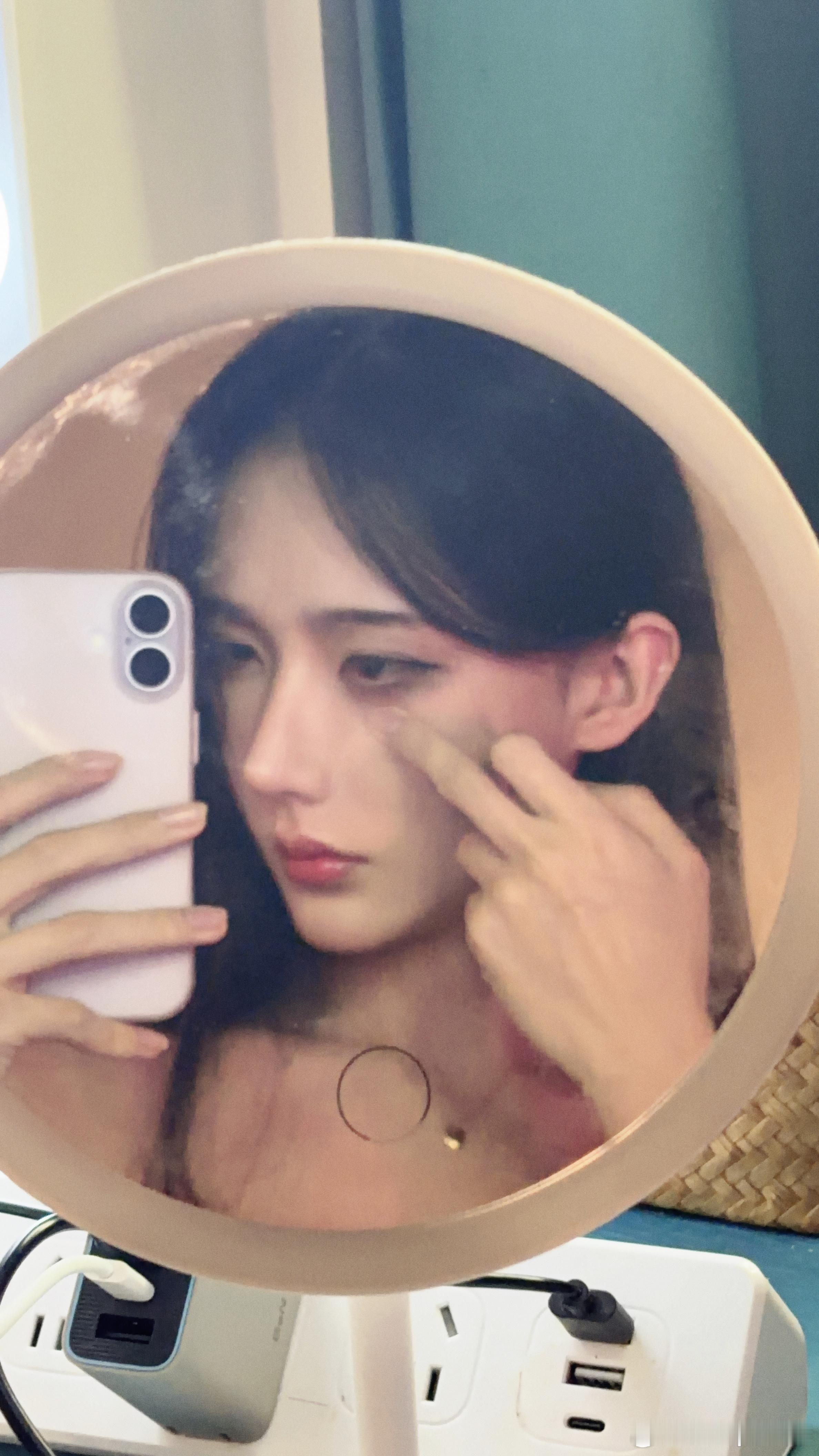 不要大半夜私发些奇奇怪怪的照片，长针眼了干 ​​​