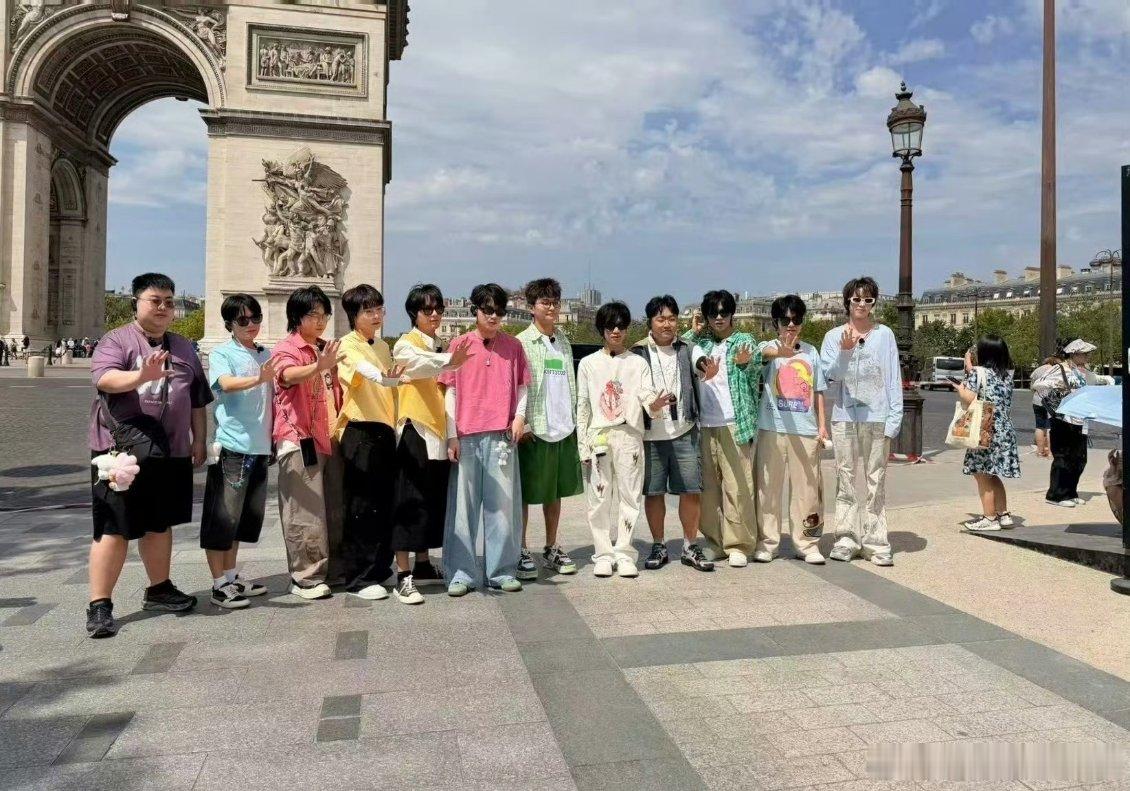 偶遇梦之队还以为是时代少年团偶遇梦之队拍摄时差3 网友在凯旋门偶遇梦之队，但是网
