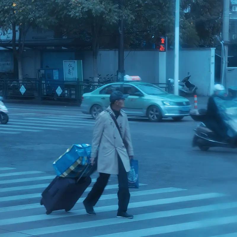 人每天奔波劳碌,究竟是为了什么? 人每天奔波劳碌，到底为了啥？很多人天不亮就出门