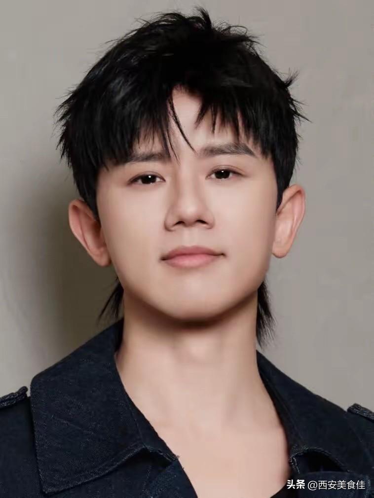 谢娜和张杰夫妇也一直恩恩爱爱的，突然冒出个张杰前任段曦。再怎么说那也是谈恋爱的时