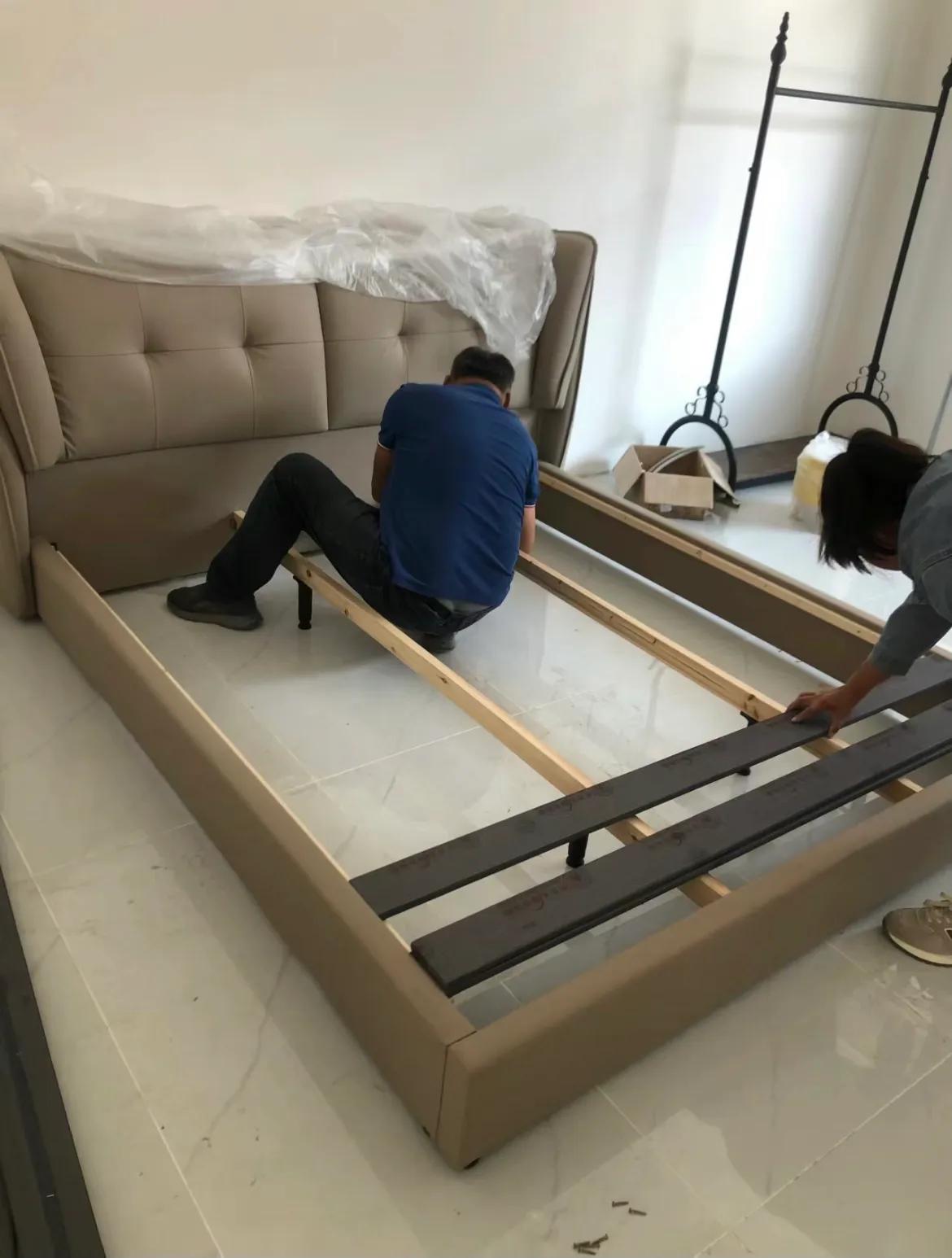 1500 的床，我妈第一句：800 卖不卖。要是我妈转身走，店员无所畏惧的样子，