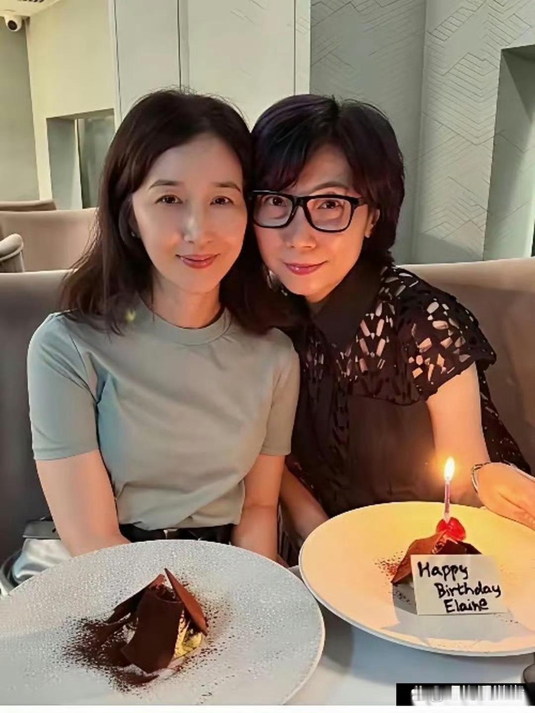 关咏荷女儿考入剑桥心理学，评论区却争议四起。有人心疼她停工十几年，从TVB花旦变