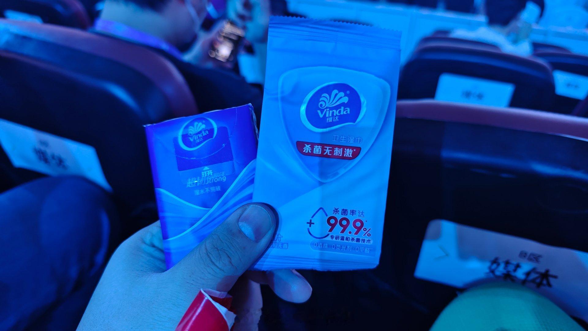 小鹏汽车的发布会，座子上的袋子里，有一些小零食，最重要的是，小鹏还贴心的准备了纸