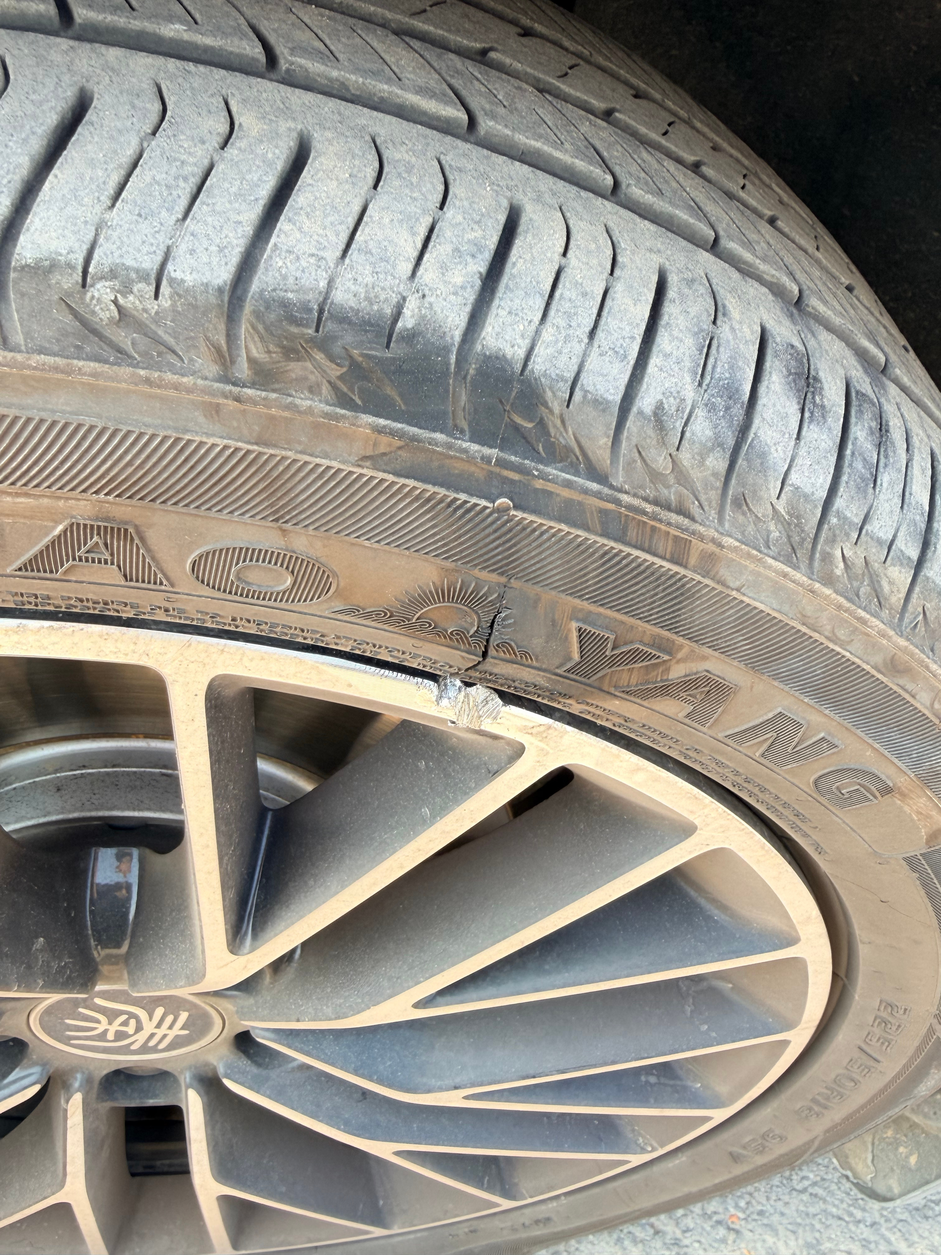 把车拖过来了，开心的是，师傅说今天定明天就能到看了看轮毂这个情况，说可能还得修复