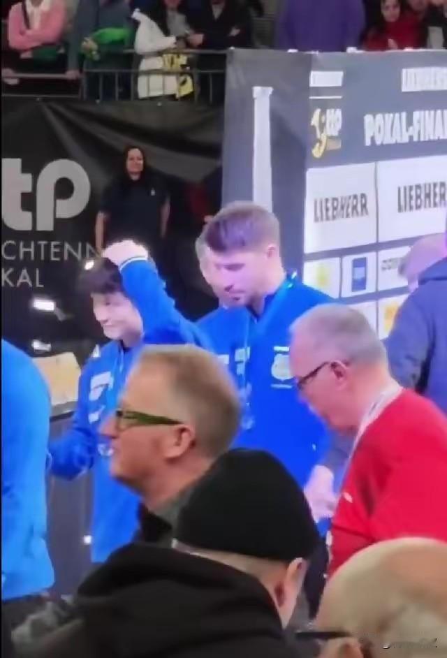 樊振东退场的时候，为何捂着头？
因为东哥怕彩带弄坏了发型[呲牙]

这次去德国打