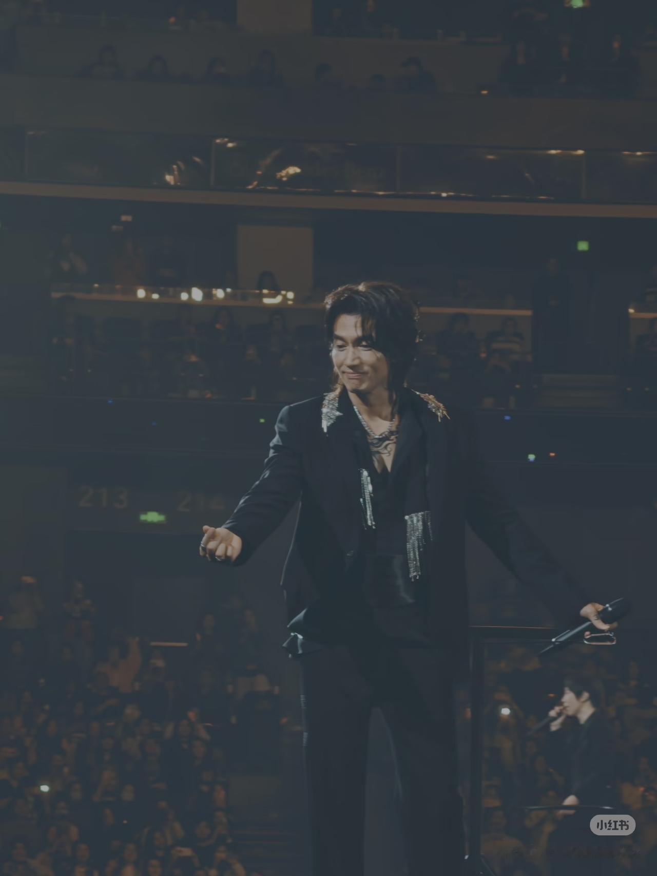 我闺蜜去上海看了F4的演唱会，
回来说了一句大实话，
她说，我以前对周渝民的“花