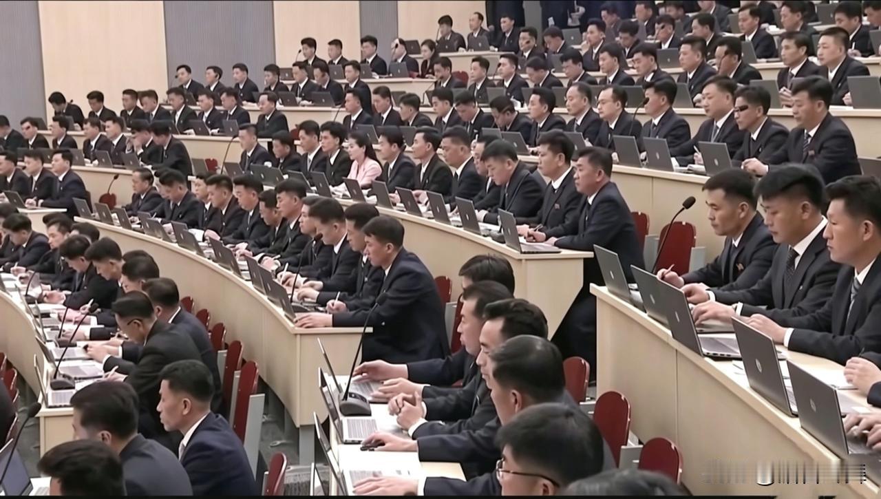 看这会场，真带劲！🇰🇵朝鲜这会议场面，心里头热乎得很。偌大的会场里， 大伙儿