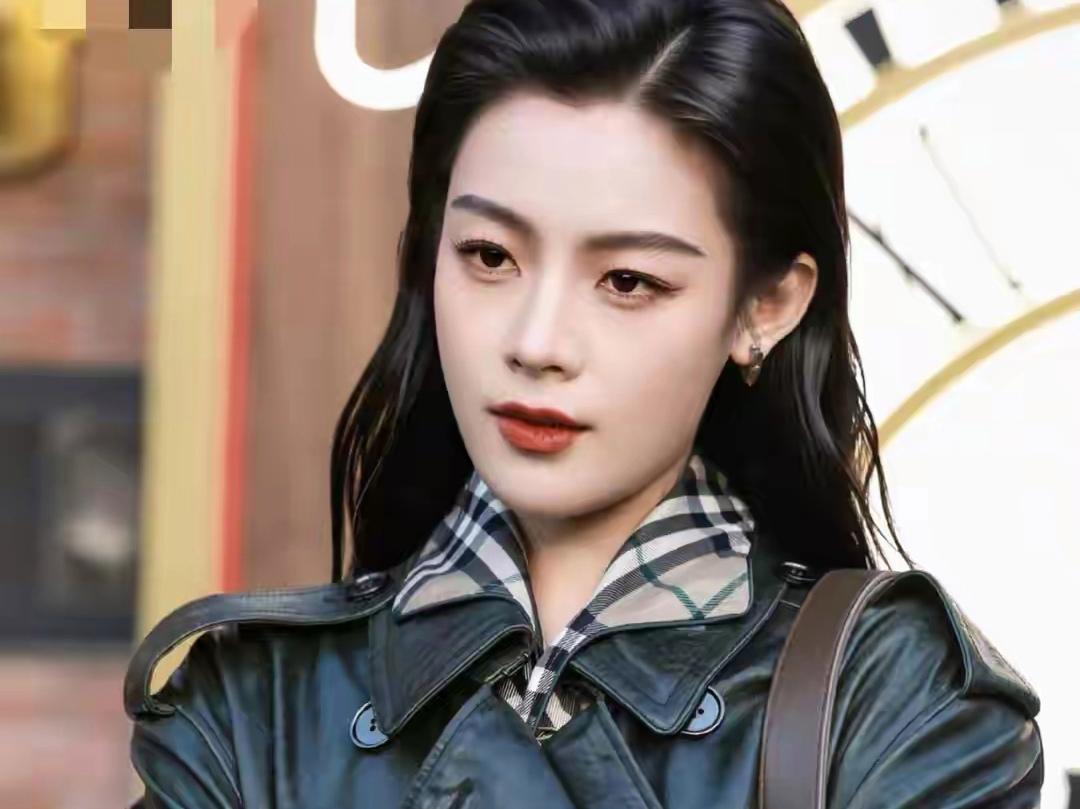 陈丽君现身精品店开幕活动，皮衣配湿发背头，刚柔并济的气质好美