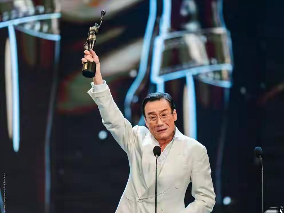 2026年4月19日，第44届香港电影金像奖揭晓，梁家辉凭借《捕风追影》第五次斩