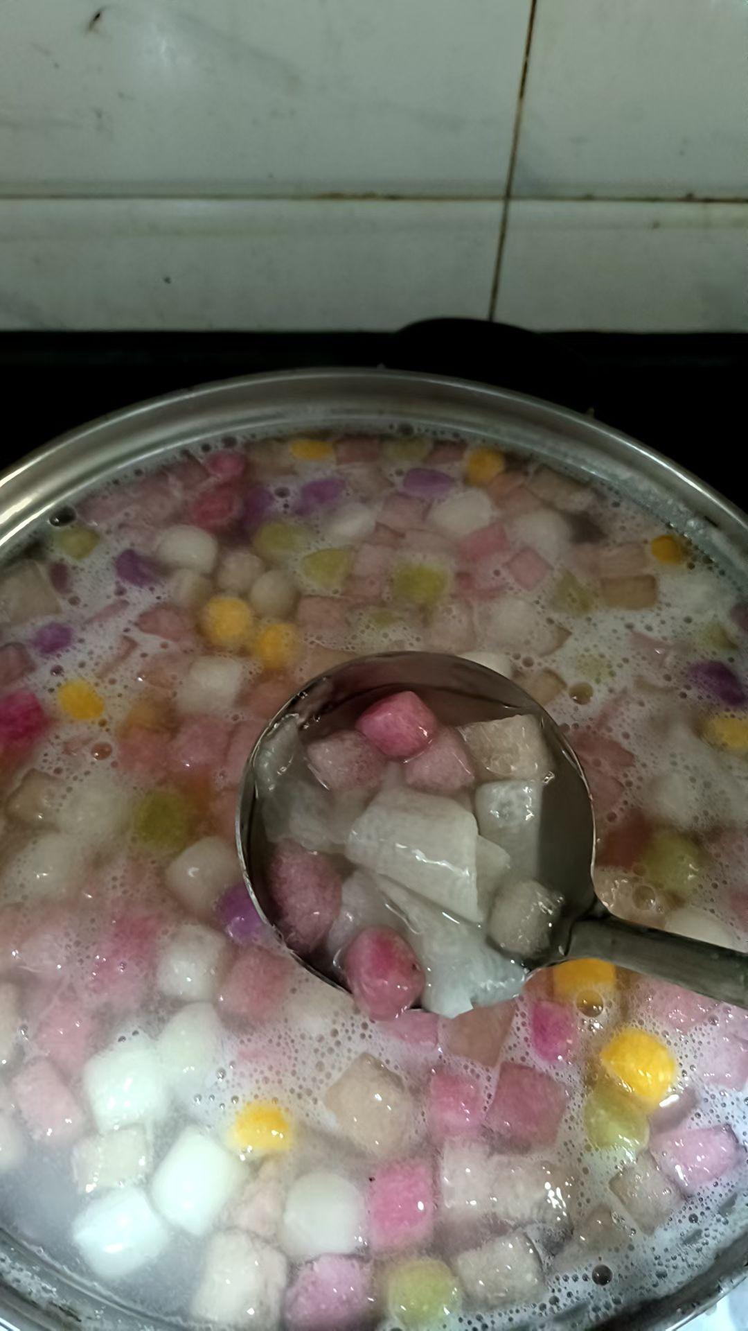 刷头条看到个话题，求下联“年年顺顺利利”。

这题我熟啊，记得9月中旬那会儿我就