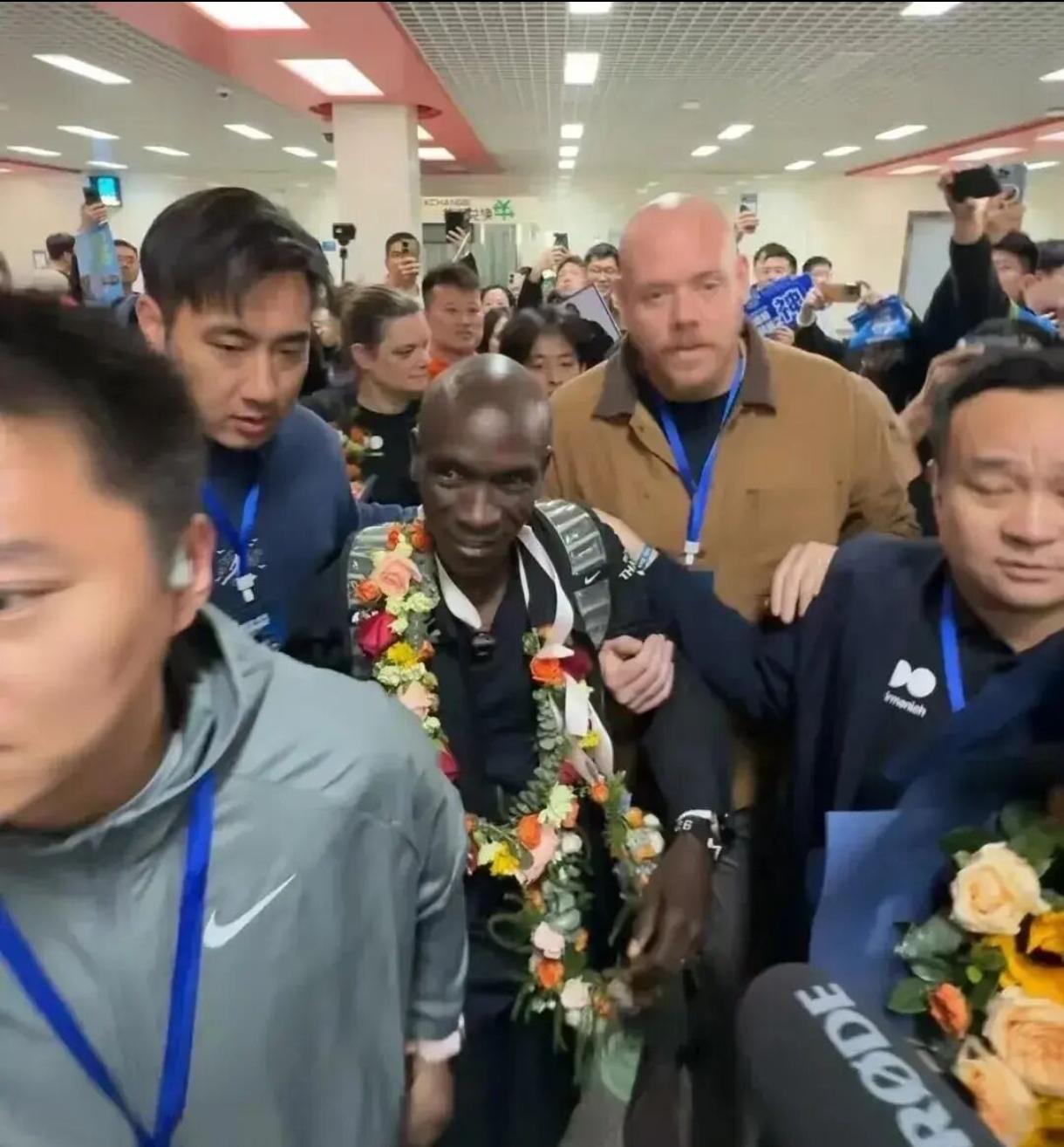 同样是马拉松，差距太离谱！
 
石家庄马拉松豪掷百万，请基普乔格站台鸣枪，机场挤