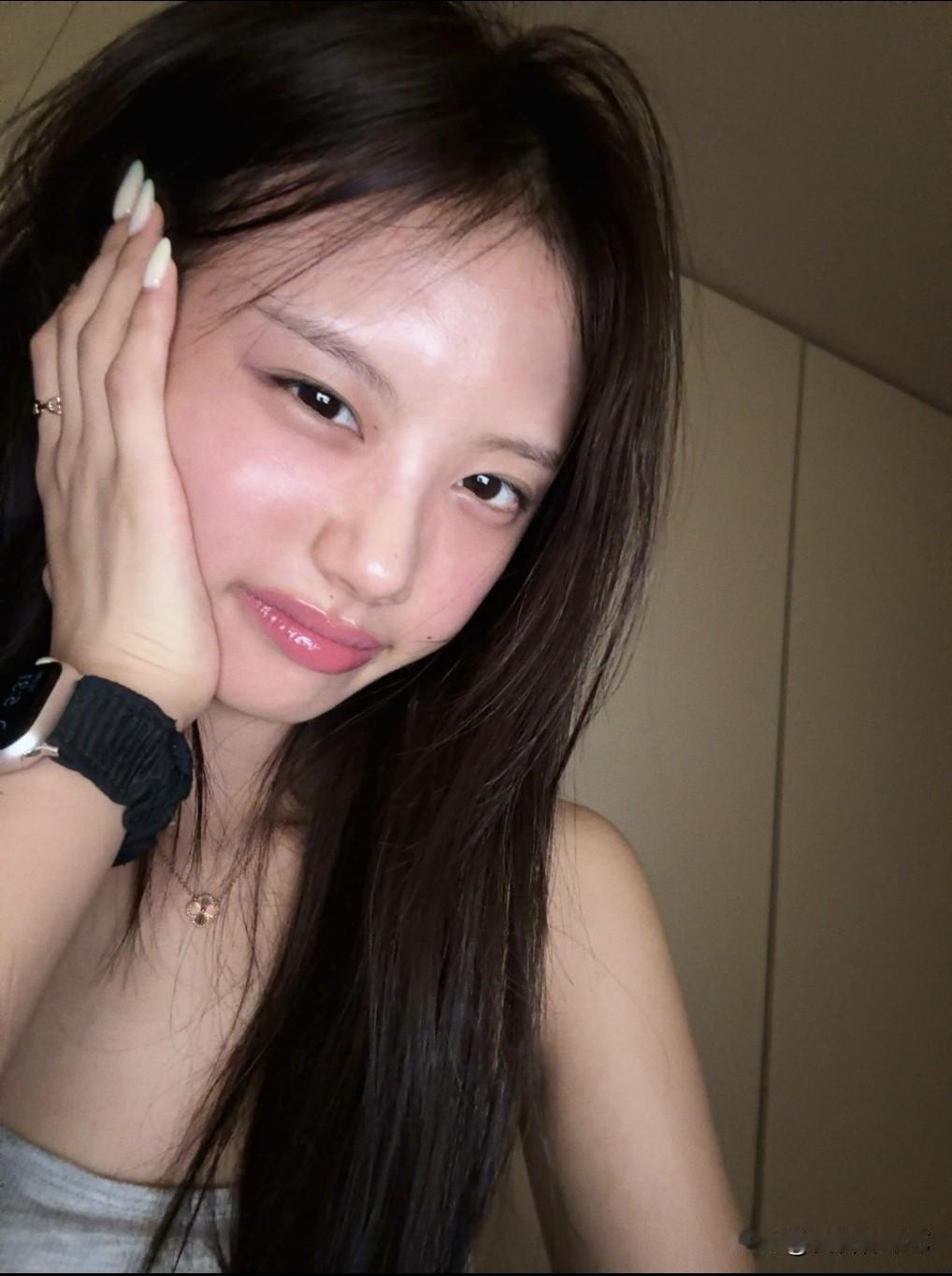 8日，前足球选手李东国的女儿在诗通过Instagram上传了多张照片。公开的照片