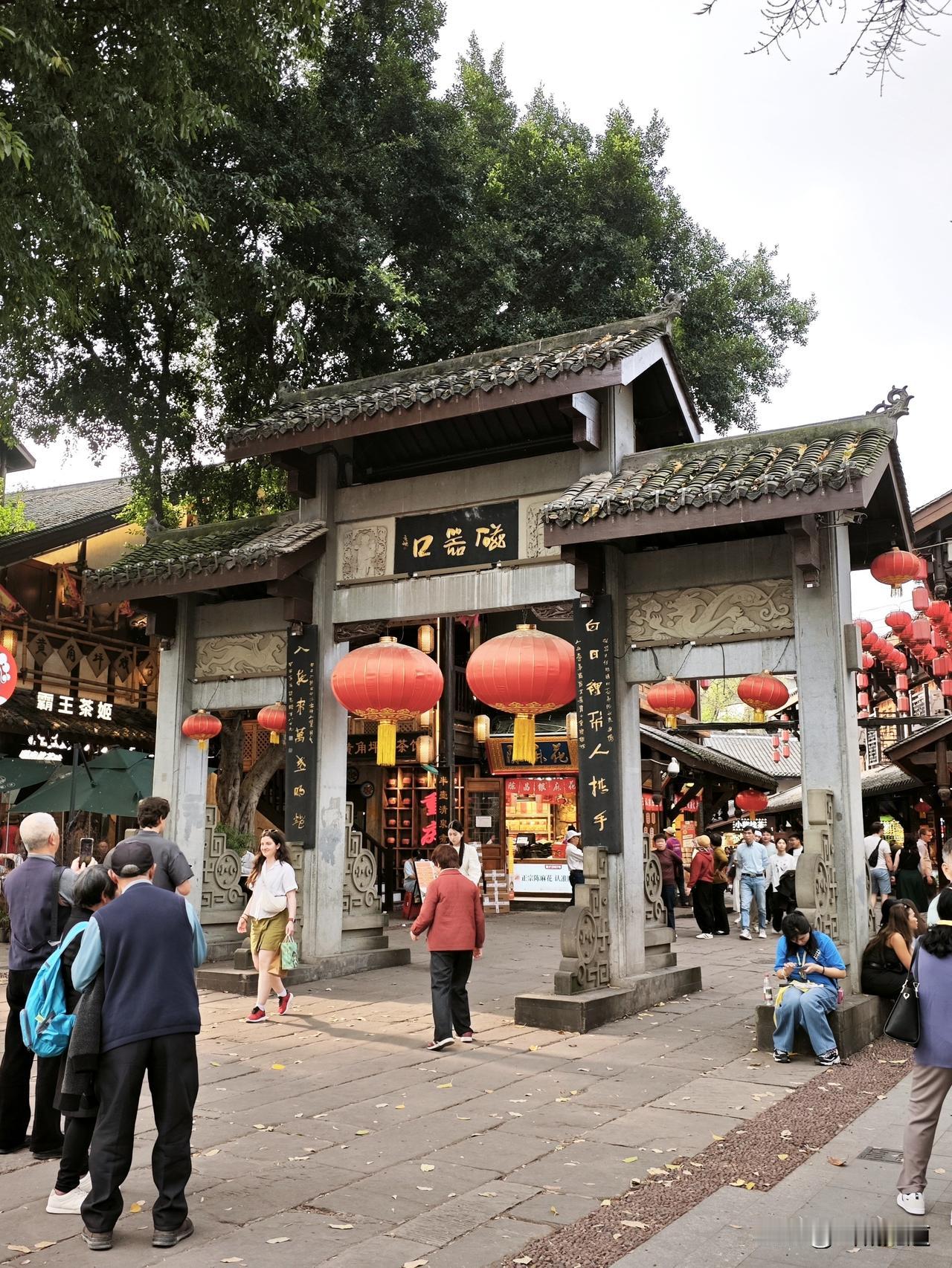 【徒步嘉陵江南岸步道牛角沱―磁器口】
重庆嘉陵江大桥开始，牛角沱轨道站旁下到滨江