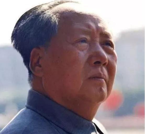 1941年，毛主席在绥德宴请国民党专员。人群中窜出一男子，持木棒砸向毛主席后脑部