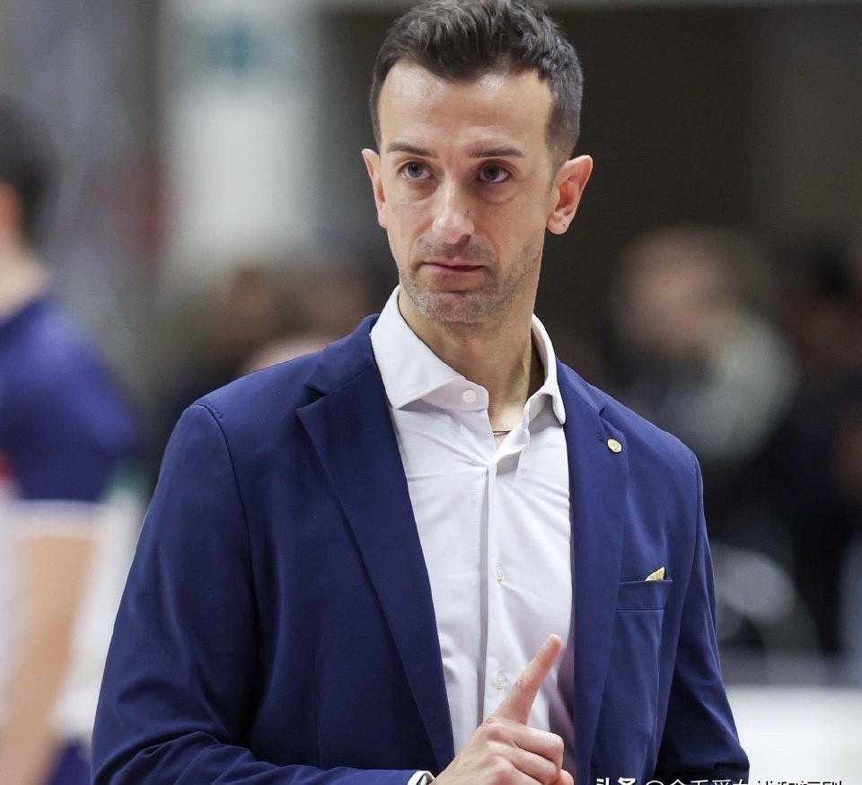 一个意大利球队。
飞到巴西打比赛。
她们觉得，自己会有主场优势。
飞机落地圣保罗