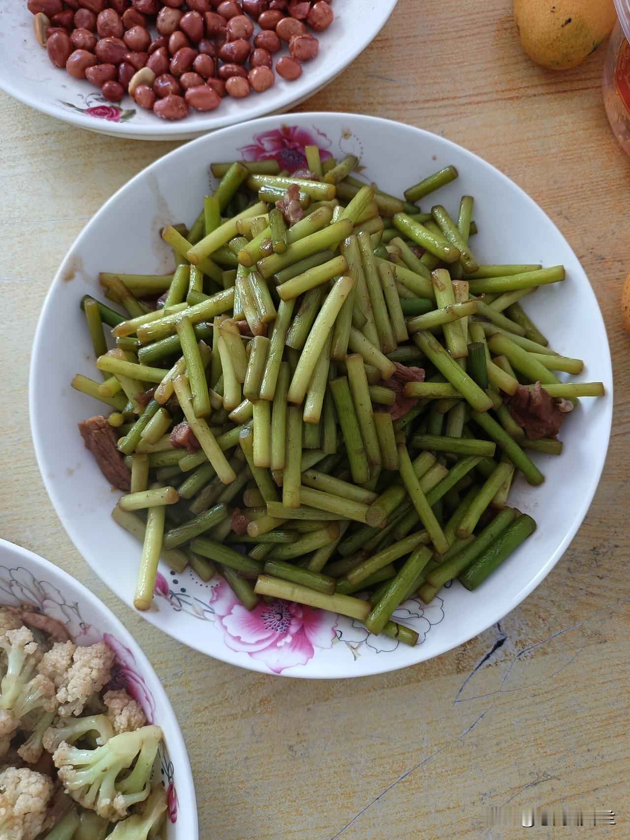 今天中午两个菜，蒜苔炒肉，素炒菜花，今天没有荤菜，凑合一下吧。

蒜苔是昨天去大