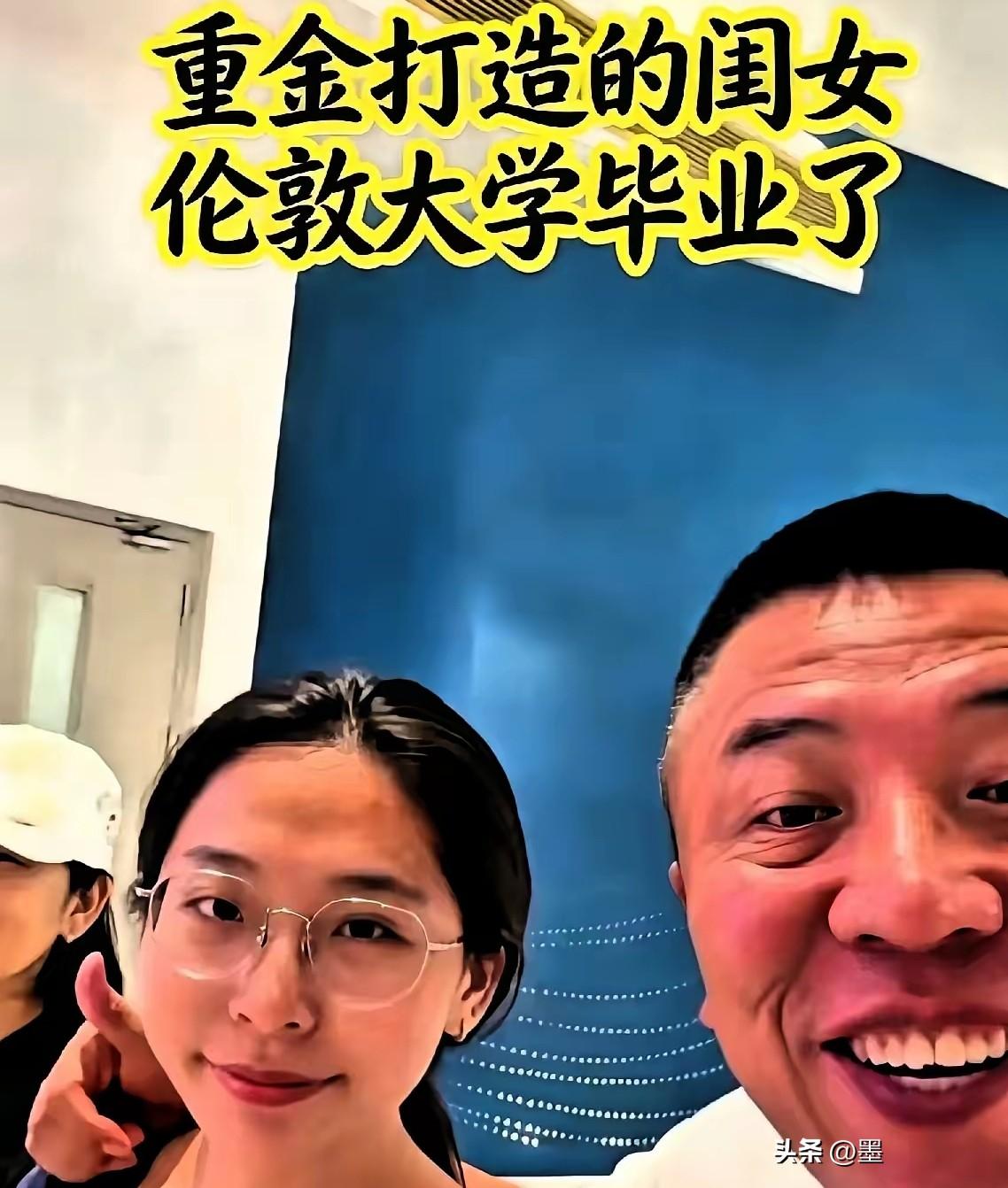 要我说，这父亲吃了没文化的亏！
近日，一位父亲亲自接机留学回国的女儿，并且拍视频
