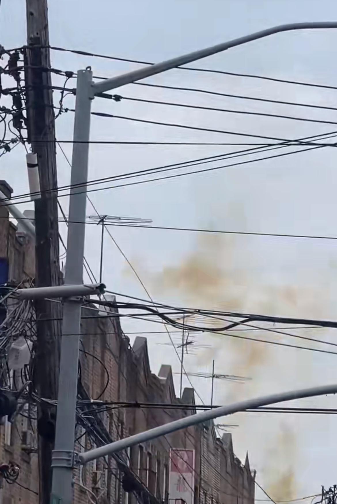 美国华人以为是国庆节放烟花庆祝，没想到是电线老化噼里啪啦的冒烟，甚至还开始冒火花