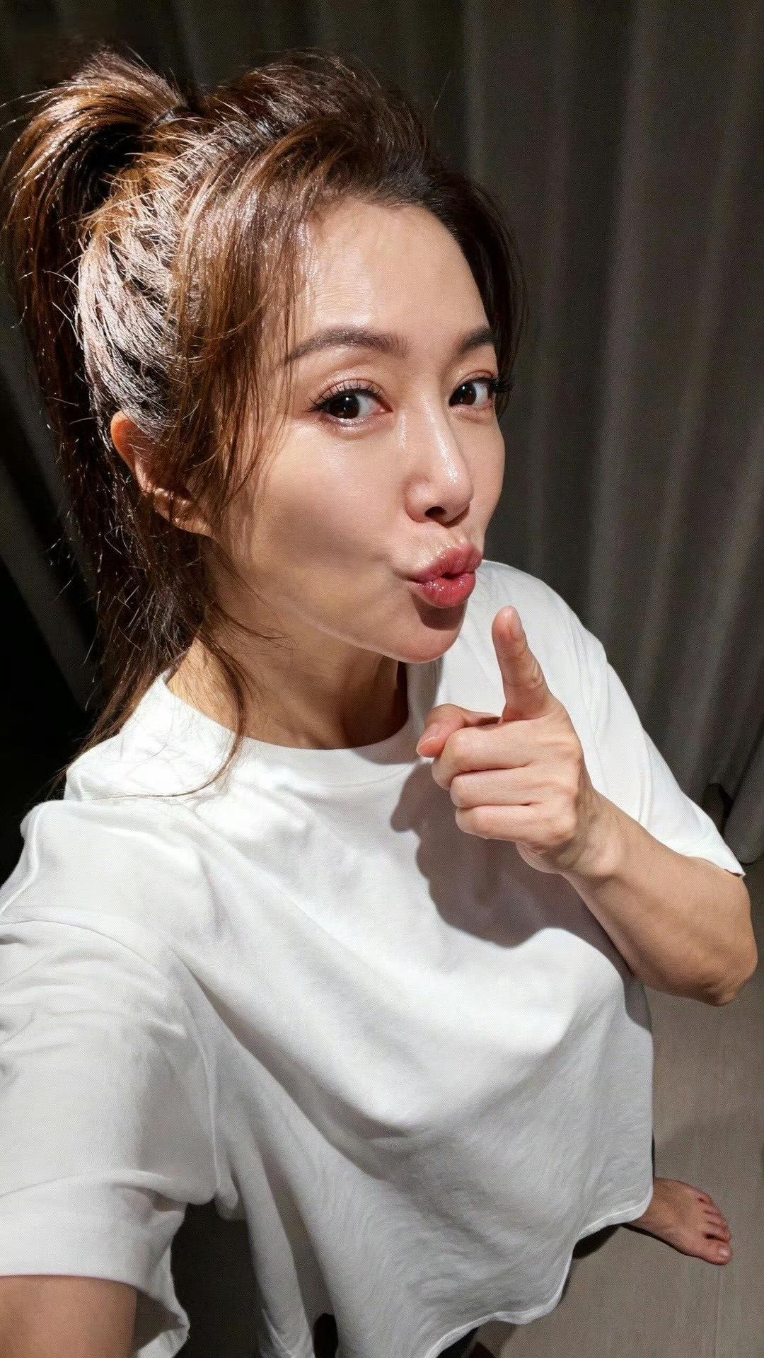 元气满满的一天，从自拍开始！😘💕如何穿搭才能不显老,凸显气质?