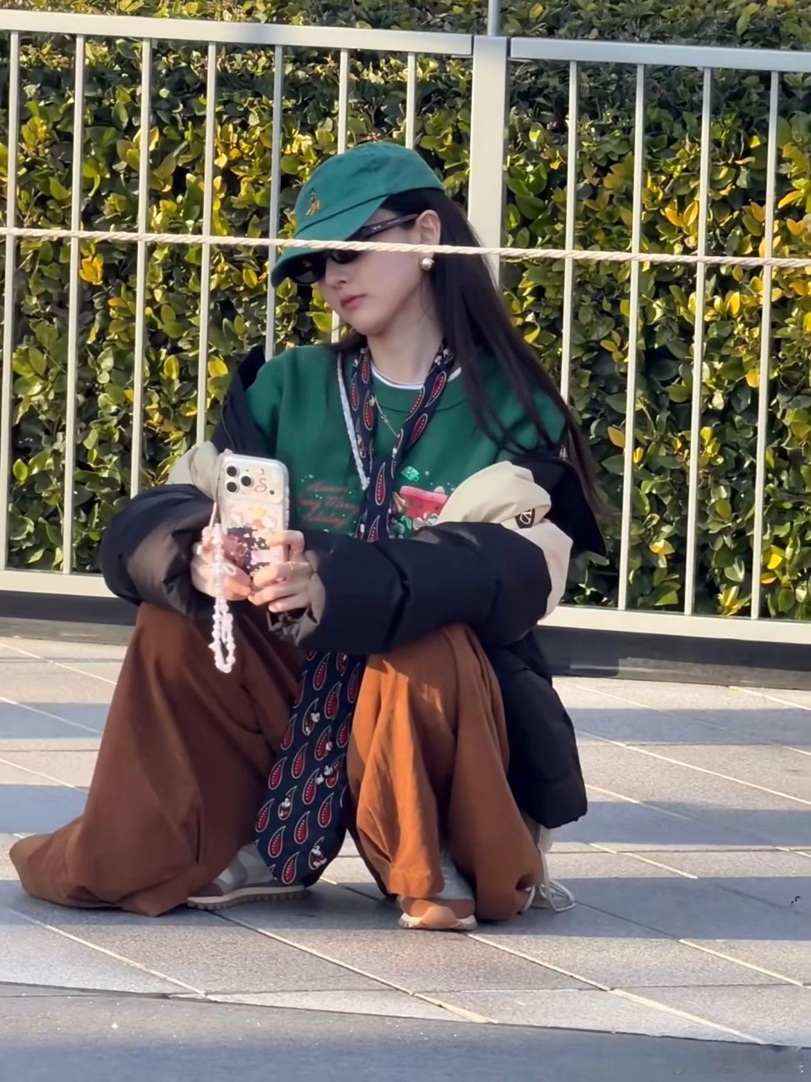 宋祖儿迪士尼出游九宫格祖儿有点出片神速上次偶遇估计都过去一周，立马就发了是在安慰