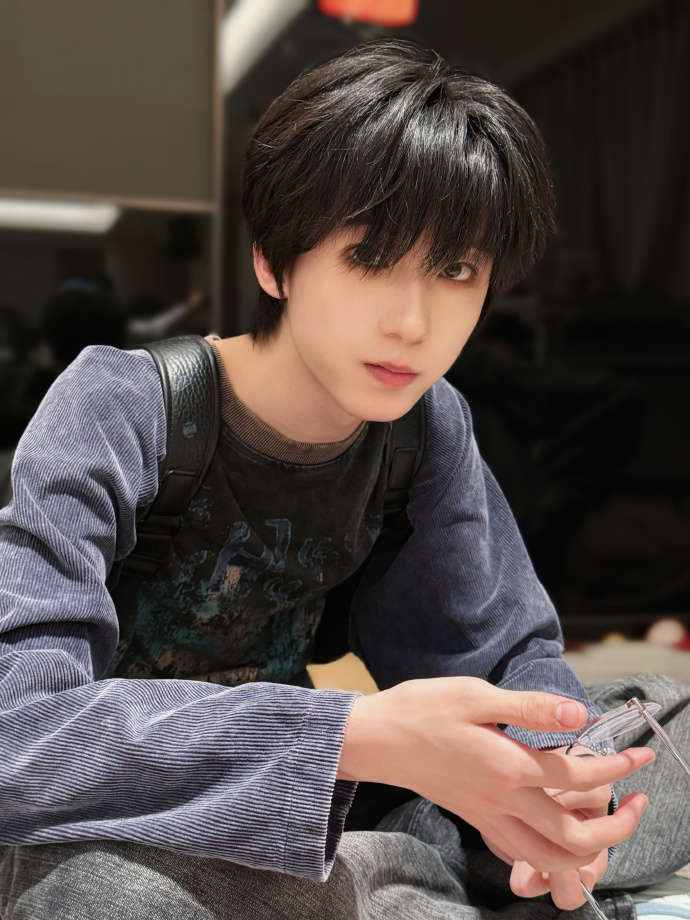 哎呦杨博文你就这么萌萌的看着我吧 