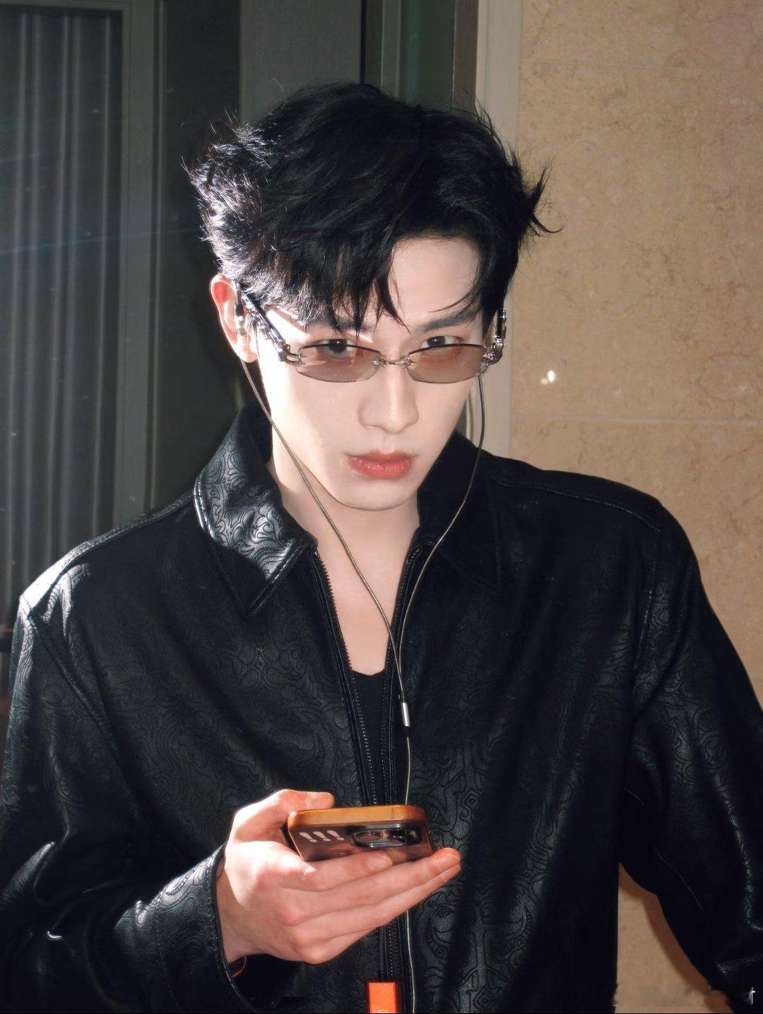 辛云来分享了自己上台前的练歌图片～“上台前酷一下练歌时间 东方卫视跨年” 