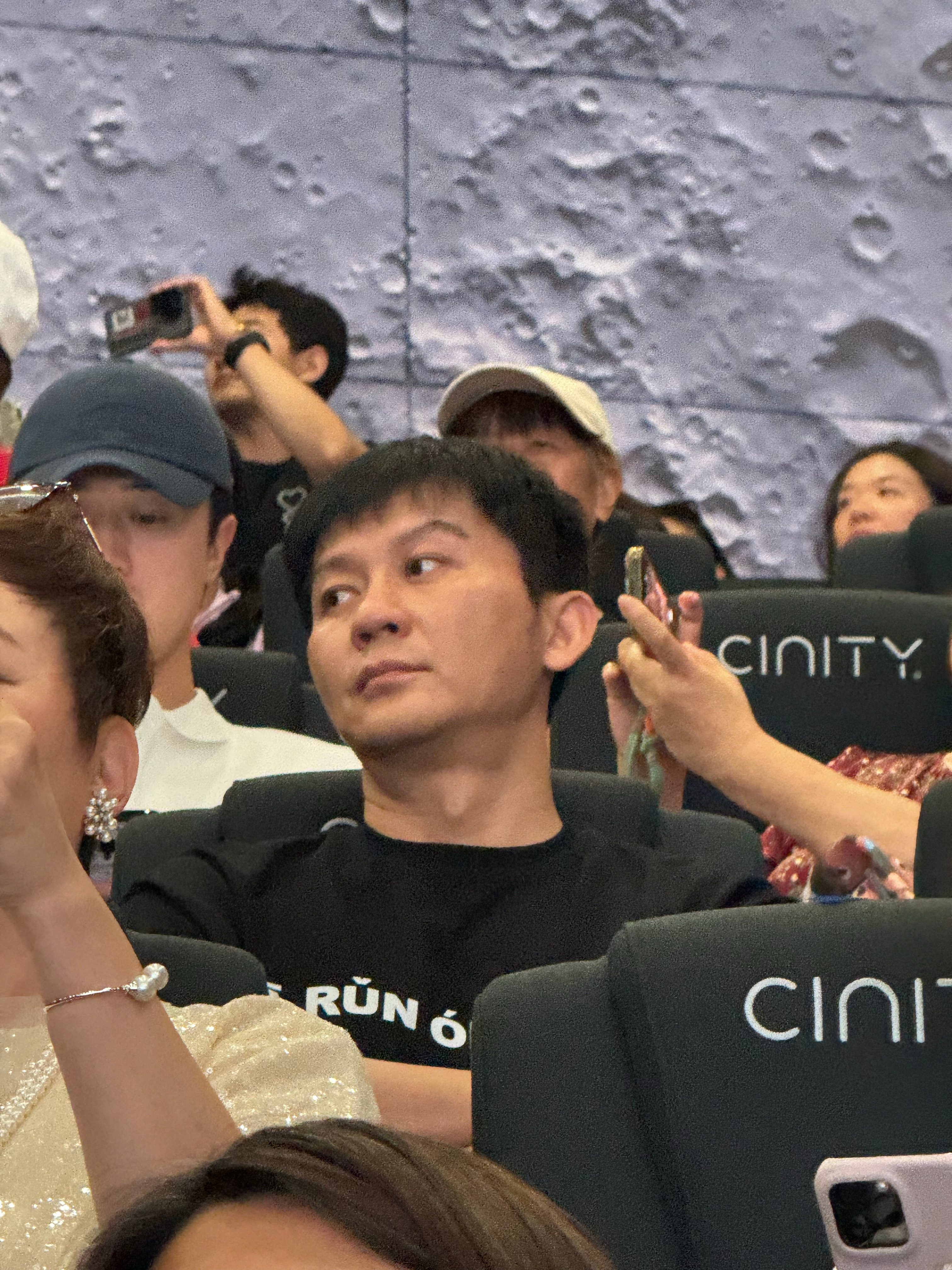 真厉害。半个电影圈。 冯小刚。 梁家辉。 那英。 包贝尔。徐帆。黄建新。 曹郁。