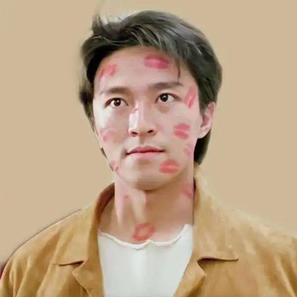 周星驰的这张剧照来自于电影《赌侠》，它在当年抢了男主角刘德华的不少风头，即便是在