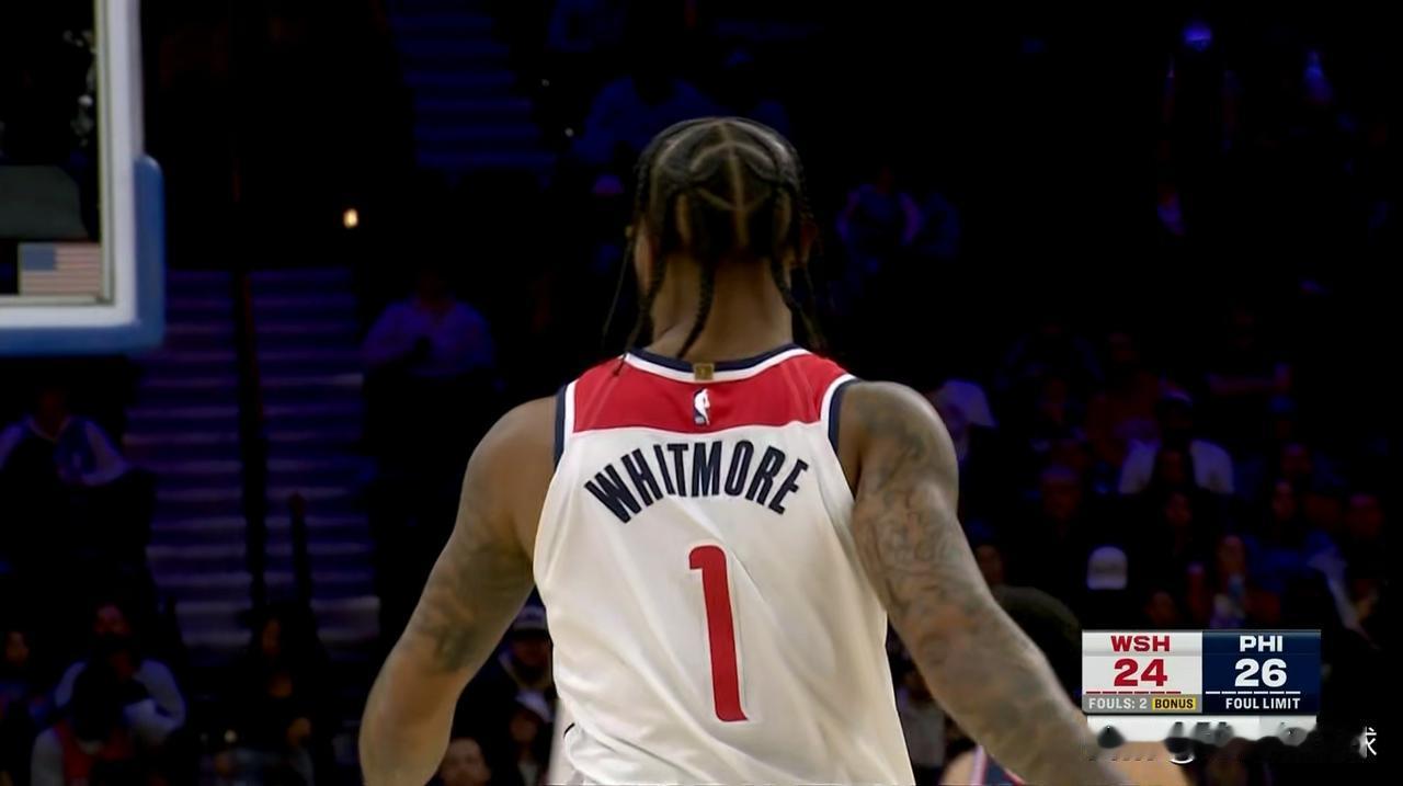 神啊，快救救奇才大将惠特摩尔吧！在今天奇才客场挑战76人的上半场比赛中，惠特摩尔