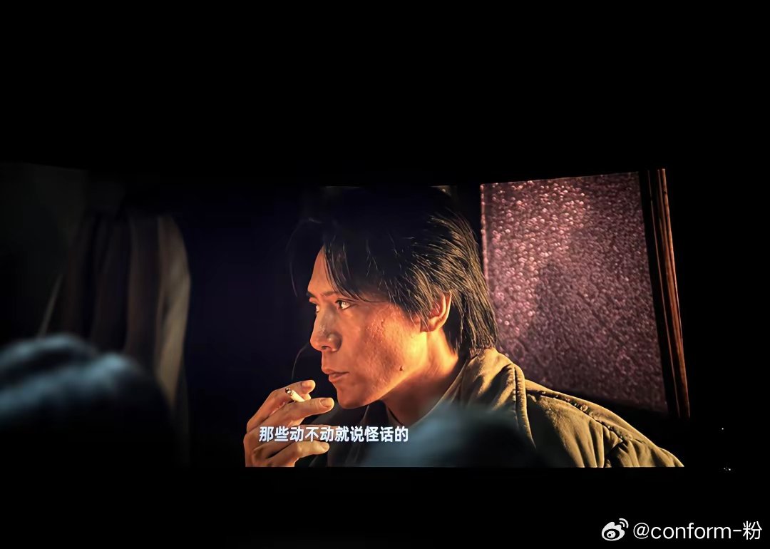 《四渡》有武侠气的战争片刚看了15分钟，刘烨的第一个镜头眼神表情就好好好绝，满是